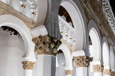 Toledo, İspanya, 08.10.21. Beyaz sekizgen sütunlar ve altın çiçekli atari salonları, Santa Maria la Blanca Sinagogu 'nda Almohad mimarisi (İbn Shoshan Sinagogu), yakın görüş.