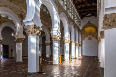 Toledo, İspanya, 08.10.21. Santa Maria la Blanca Sinagogu (İbn. Shoshan Sinagogu), merkez nav koridoru, altın başkentli beyaz sütunlar ve Nuh 'un gemisi Almohad mimarisi için uygun bir yer..