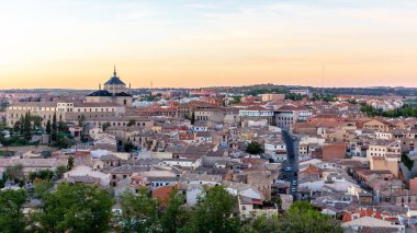 Toledo (İspanya) İspanyol yerleşim yeri mimarisi ile günbatımı manzarası, Colegio San Juan Bautista kulesi.