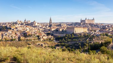 Toledo (İspanya), Toledo Alcazar, Toledo Katedrali, kiliseler ve Mirador del Valle 'den görünen bir tepenin üzerindeki yerleşim binaları ile birlikte ortaçağ şehrinin manzarası..