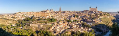 Toledo 'lu Alcazar, Toledo Katedrali, Toledo Katedrali, Tagus Nehri' nin aşağısındaki tepede bulunan ve Mirador del Valle 'den görülebilen Toledo (İspanya) panoraması..
