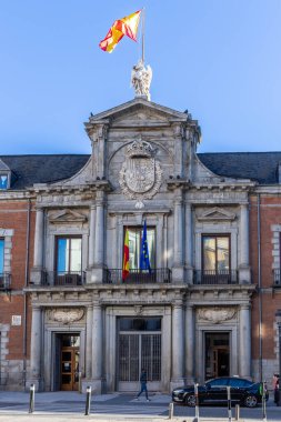 Madrid, İspanya, 09.10.21. Viana Sarayı Santa Cruz Sarayı, Dışişleri Bakanlığı 'nın resmi konutu, İspanyol ulusal bayrağı, AB bayrağı ve armalı ortaçağ binası cephesi.