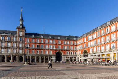 Madrid, İspanya, 09.10.21. Plaza Belediye Başkanı, kasaba meydanı, Madrid 'de üç katlı binalar, Pastane Evi (Casa de la Panaderia), kafeler, restoranlar ve insanlar ile büyük kamusal alan.
