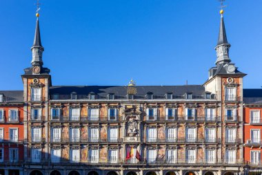 Madrid, İspanya, 09.10.21. Fırın Binası (Casa de la Panaderia) Madrid Plaza Belediye Başkanı 'nda kuleler, freskler, rahatlamalar ve İspanyol arması ve altın taç ile ön cephe.