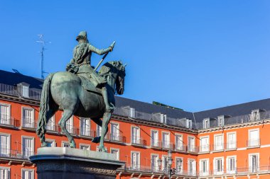 Madrid, İspanya, 09.10.21. Jean Boulogne ve Pietro Tacca 'nın 1616 yılında Madrid' deki Plaza Belediye Başkanı Kral III. Philip 'in bronz binicilik heykeli..