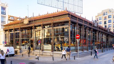 Madrid, İspanya, 09.10.21. Mercado de San Miguel (San Miguel Pazarı) ünlü demir ve cam bina.