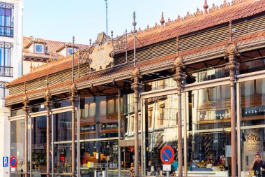 Madrid, İspanya, 09.10.21. Mercado de San Miguel (San Miguel Pazarı), pazar tezgahları olan ünlü demir ve cam bina..