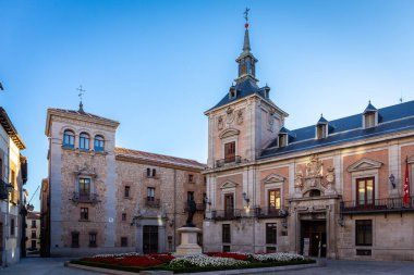 Madrid, İspanya, 09.10.21. Plaza de la Villa, Madrid şehir meydanı Casa de Cisneros, eski belediye binası Casa de la Villa ve Alvaro de Bazan heykeli.