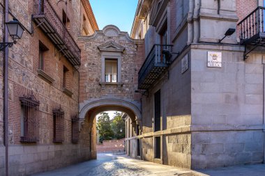 Plaza de la Villa geçidi, Calle de Madrid 'deki taş ortaçağ kapısı (çeviri: Madrid Caddesi) ve Villa Meydanı (Villa Meydanı), Madrid, İspanya' da dar kaldırımlı cadde.