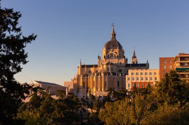 Madrid, İspanya 'da Almudena Katedrali (Santa Maria la Real de La Almudena), günbatımı manzaralı, neoklasik bina.