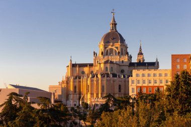 Madrid, İspanya 'da Almudena Katedrali (Santa Maria la Real de La Almudena), günbatımı manzaralı, neoklasik bina.