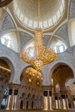 Abu Dabi, Birleşik Arap Emirlikleri, 08.02.20. Şeyh Zayed Büyük Camii. Milyonlarca Swarovski kristalinden yapılmış en büyük avize. Altın ve mücevherlerle süslenmiş..