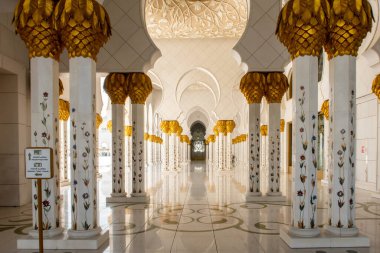 Abu Dabi, Birleşik Arap Emirlikleri, 08.02.20. Şeyh Zayed Büyük Camii, Arap sanatının başyapıtı, avlu manzarası zengin dekore edilmiş mermer ve altın sütunlarla dolu..