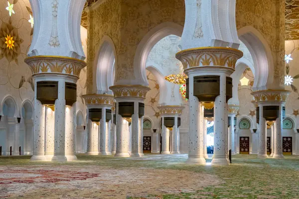 Abu Dabi, Birleşik Arap Emirlikleri, 08.02.20. Şeyh Zayed Büyük Camii dünyanın en büyük halısı, zengin sütunları ve Arap sanatı ile Ana Dua Salonu 'nun içinde..