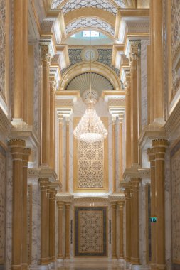 Abu Dabi, BAE, 08.02.2020. BAE Başkanlık Sarayı Qasr Al Watan, Büyük Salon 'un içeriden görünüşü zengin duvarlar ve tavan, Arap sanatının güzel örnekleri, insan yok..
