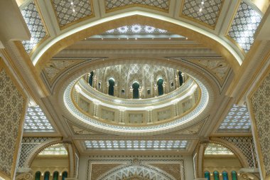 Abu Dabi, BAE, 08.02.2020. BAE Başkanlık Sarayı Qasr Al Watan, 37 metre çapında zengin dekore edilmiş kubbe, mozaik cam ve Arap sanatının örnekleri.