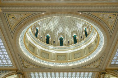 Abu Dabi, BAE, 08.02.2020. BAE Başkanlık Sarayı Qasr Al Watan, 37 metre çapında zengin dekore edilmiş kubbe, mozaik cam ve Arap sanatının örnekleri.