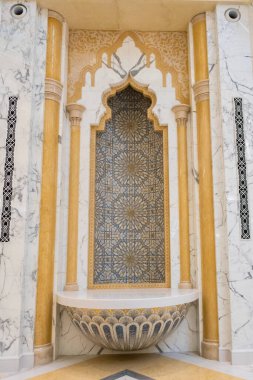 Abu Dabi, BAE, 08.02.20. Arap tarzı granit ve mermer oyuk (mihrab), altın mozaikler, yıldız ve çiçeksel geometrik desenler ve BAE Başkanlık Sarayı Qasr Al Watan 'daki altın sütunlarla.