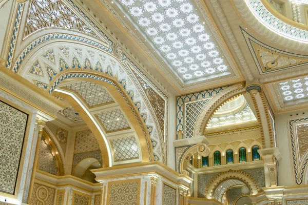 Abu Dabi, BAE, 08.02.2020. BAE Başkanlık Sarayı Qasr Al Watan, Büyük Salon 'un içeriden görünüşü zengin duvarlar ve tavan, Arap sanatının güzel örnekleri, insan yok..