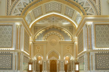 Abu Dabi, BAE, 08.02.2020. BAE Başkanlık Sarayı Qasr Al Watan, Büyük Salon 'un içeriden görünüşü zengin duvarlar ve tavan, Arap sanatının güzel örnekleri, insan yok..
