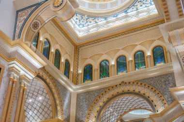 Abu Dabi, BAE, 08.02.2020. BAE Başkanlık Sarayı Qasr Al Watan, Büyük Salon 'un iç manzarası zengin dekore edilmiş duvarlar ve tavan, Arap sanatının güzel örnekleri..