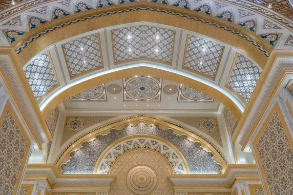 Abu Dabi, BAE, 08.02.2020. BAE Başkanlık Sarayı Qasr Al Watan, Büyük Salon 'un iç manzarası zenginleştirilmiş duvarlar ve hücreler, Arap sanatının güzel örnekleri, insan yok..