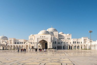 Abu Dabi, BAE, 08.02.2020. BAE Başkanlık Sarayı Qasr Al Watan, ana girişin dış görünüşü, beyaz kireçtaşı dekore edilmiş duvarları ve görkemli kubbesi ile insanlar yürüyor..