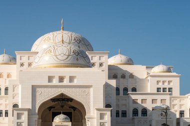 Abu Dabi, BAE, 08.02.2020. BAE Başkanlık Sarayı Qasr Al Watan, kamuya açık, dış görünüşü simetrik olmayan, görkemli kubbeleri ve beyaz mermer duvarları olan ana bina ve girişi..