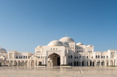 Abu Dabi, BAE, 08.02.2020. BAE Başkanlık Sarayı Qasr Al Watan, girişten halka açıldı, beyaz kireçtaşı dekore edilmiş duvarları ve görkemli kubbesi var, insan yok, boş..