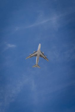 Dubai, BAE, 15.12.21. Çin Havayolları Boeing 747-400F Dubai, Birleşik Arap Emirlikleri 'ndeki Al Maktoum Uluslararası Havalimanı' ndan (DWC) ayrıldıktan sonra, arka planda mavi gökyüzü.
