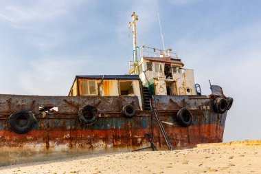 Kargo gemisi enkazı Al Hamriyah sahilinde kıyıya vurdu Umm Al Quwain, Birleşik Arap Emirlikleri.