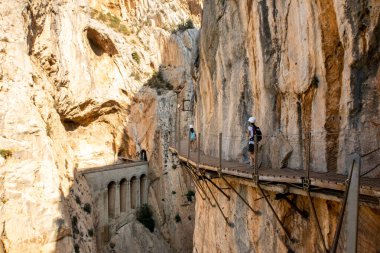 El Chorro, İspanya, 01.09.19. El Caminito del Rey sarp bir vadinin sarp duvarları boyunca, uçurumun üzerindeki dikey kayalara bağlı dar ahşap platformlar boyunca, yürüyen turistler....