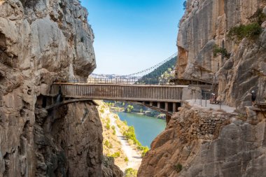 El Chorro, İspanya, 01.09.19. El Caminito del Rey, İspanya 'nın dikey kayalarını birleştiren muhteşem eski taş köprüyle El Chorro' daki dar bir vadinin sarp duvarları boyunca yürüyor..