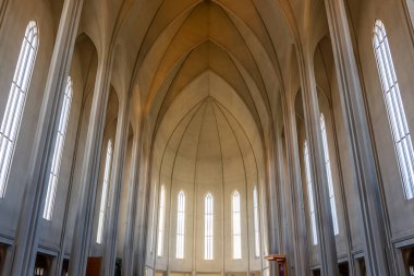 Reykjavik, İzlanda, 14.05.22. Hallgrimskirkja modernist kilise Gotik ana naf maymun ve sunak, yüksek kemerli pencereler ve beton duvarlar, insan yok.