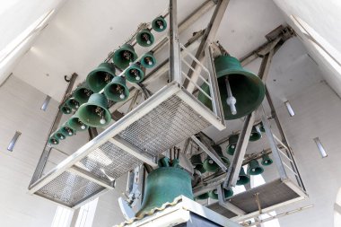 Reykjavik, İzlanda, 14.05.22. Hallgrimskirkja kilise kulesinin tepesinde bronz ziller, Reykjavik, İzlanda, iç manzara.