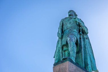 Reykjavik, İzlanda, 14.05.22. Leif Erikson heykeli Alexander Stirling Calder (1929); Viking kahraman ve kâşif, Hallgrimskirkja kilisesi önünde, mavi gökyüzüne karşı, uzay kopyası.