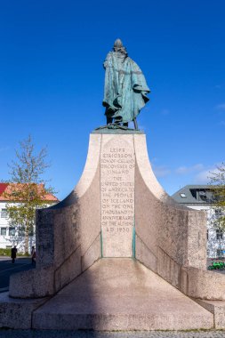Reykjavik, İzlanda, 14.05.22. Leif Erikson heykeli Alexander Stirling Calder (1929); Viking kahraman ve kâşif, Hallgrimskirkja kilisesinin önünde.