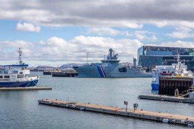 Reykjavik, İzlanda, 14.05.22. ICGV (Thor), UT 512L tipi İzlanda Sahil Güvenlik gemisi Reykjavik eski limanına yanaştı ve etrafında gemiler ve Harpa Konser Salonu var..