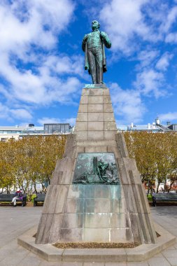 Reykjavik, İzlanda, 14.05.22. Austurvollur Meydanı 'nda Einar Jonsson' dan Alim ve Bağımsızlık Lideri Jon Sigurdsson 'un heykeli.