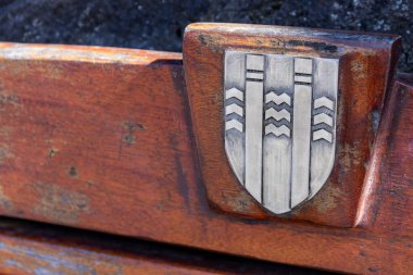 Reykjavik, İzlanda, 14.05.22. Reykjavik 'in Metal Kolları ve Ingolfur Arnarson' un Taht Sütunları Ingolfur Meydanı 'ndaki ahşap bankta.