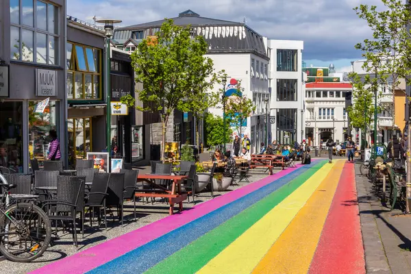 Reykjavik, İzlanda, 14.05.22. Renkli Gökkuşağı Sokağı (Skolavordustigur Caddesi) Reykjavik Gururu için dükkanlar, kafeler ve restoranlar, yürüyen insanlar.