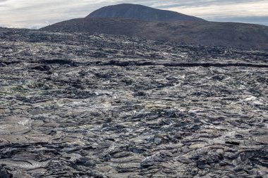 Fagradalsfjall volkanik lav alanı ve donmuş bazaltik lav püskürme ve buharlı bacalar, İzlanda.