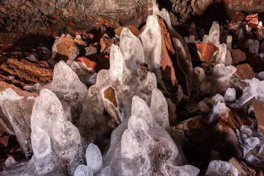 İzlanda 'daki Lav Tüneli' nde (Raufarholshellir) kırmızı demir volkanik kaya yüzeyinde buz dikitleri (icicles) oluştu..