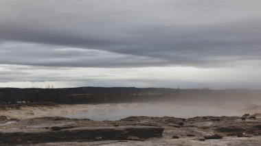Strokkur gayzer havuzu patlamadan önce, İzlanda 'nın Haukadüler Vadisi' ndeki Geysir jeotermal bölgesinde kaynayan volkanik kaplıcalarda hiç insan yok..