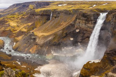 İzlanda 'daki Fossardalur Vadisi' ndeki Haifoss şelalesi otlar ve yosunlarla kaplı derin kanyonun manzarası..