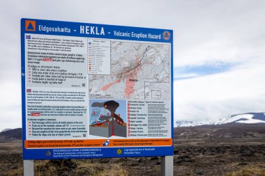 Hekla, İzlanda, 15.05.22. Hekla - Volkanik Patlama Tehlike Turist Bilgi Panosu Arkaplanda Hekla volkanı.