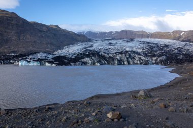 Solheimajokull, Myrdalsjokull buzulunun bir parçası, buzul gölü geri çekilen buzul ve ham dağ manzarası, İzlanda.