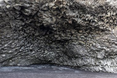 Reynisfjara kara kumsalındaki bazalt sütunlardan yapılmış Halsanefshellir mağarası, İzlanda, mağara manzaralı..