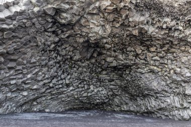 Reynisfjara kara kumsalındaki bazalt sütunlardan yapılmış Halsanefshellir mağarası, İzlanda, mağara manzaralı..