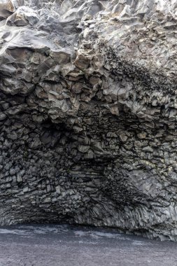 Reynisfjara kara kumsalındaki bazalt sütunlardan yapılmış Halsanefshellir mağarası, İzlanda, mağara manzaralı..